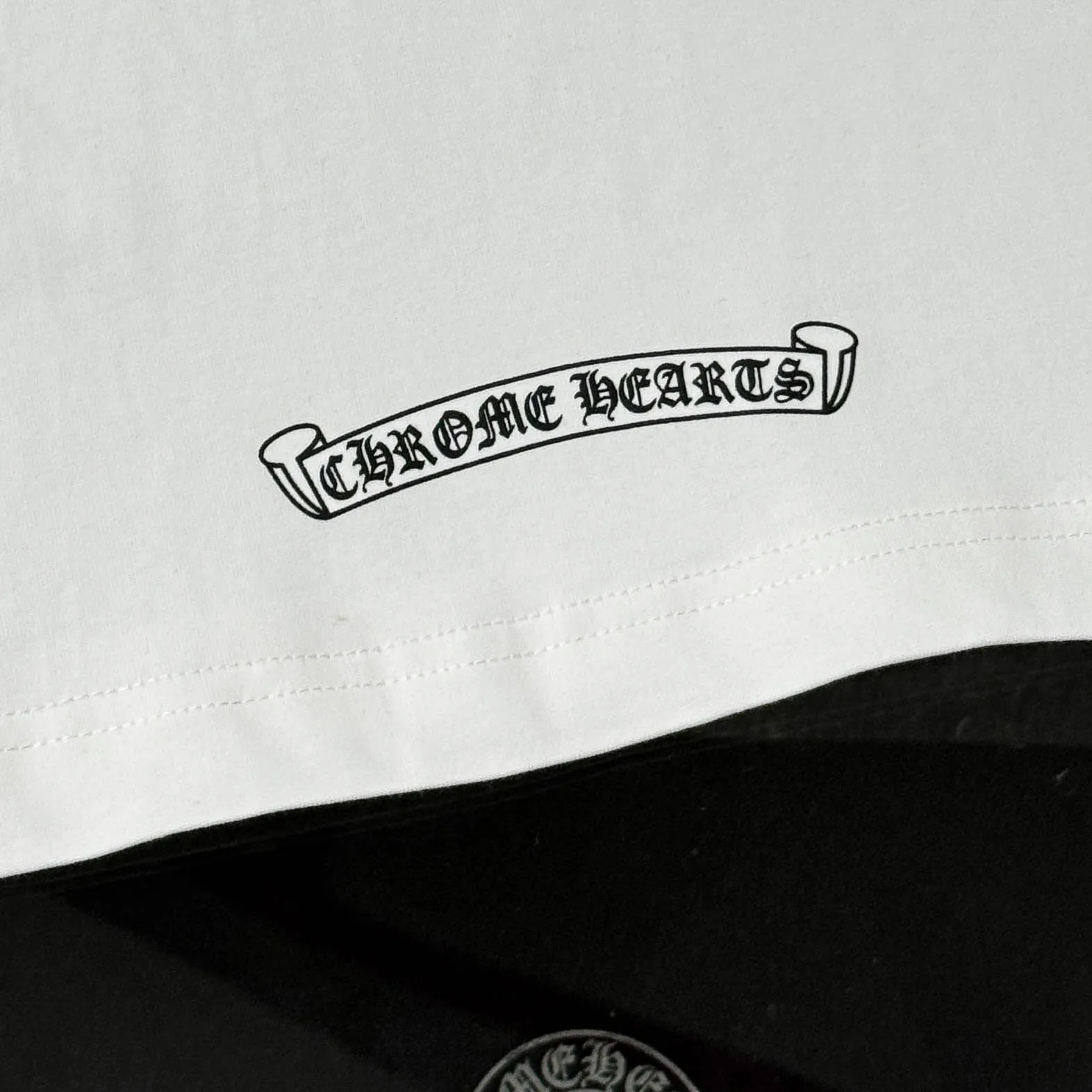 P170 Chrome Hearts 25 high-end versions. The fabric is made of 300 grams of high-density pure cotton. It does not deform or shrink. It has three labels. It is the same style for men and women. Technology: suede foaming + digital printing. Color: white, black. SIZE: S-XL.